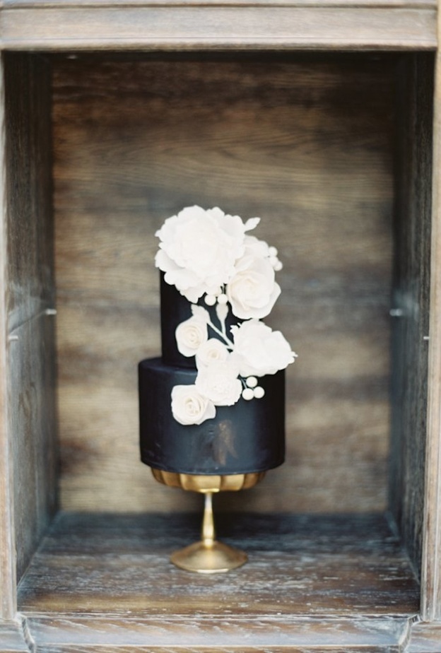 تصاميم كثيرة لكعكات الزفاف السوداء
