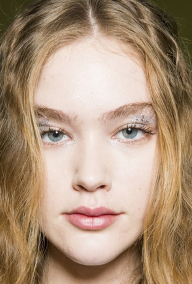 صيحة الغليتر الجريء على الجفون العليا من Carmen Marc Valvo