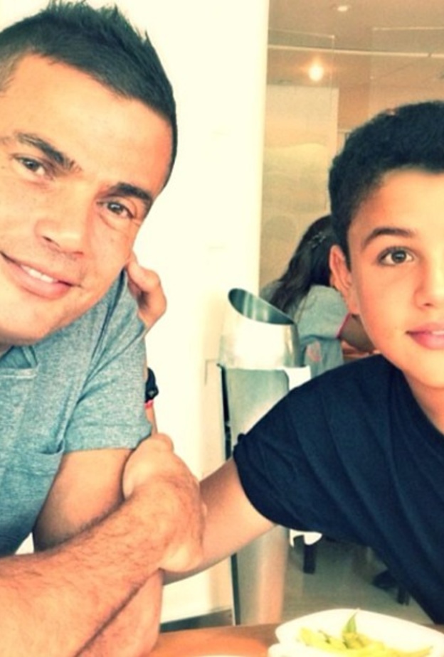 نجل عمرو دياب بأحدث صورة له مع والدته