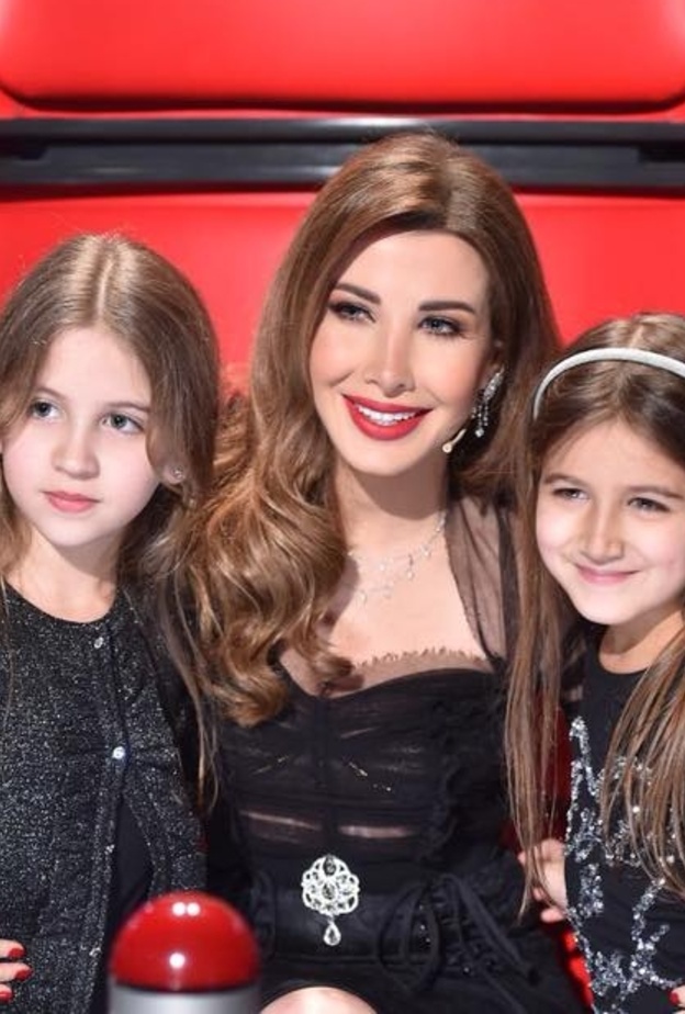 إطلالة شتوية بإمتياز من الفرو الى الجلد تجمع نانسي بإبنتيها