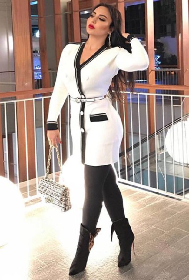 اختارت سهير القيسي فستان أحمر ماكسي زينت خصره بحزام أسود