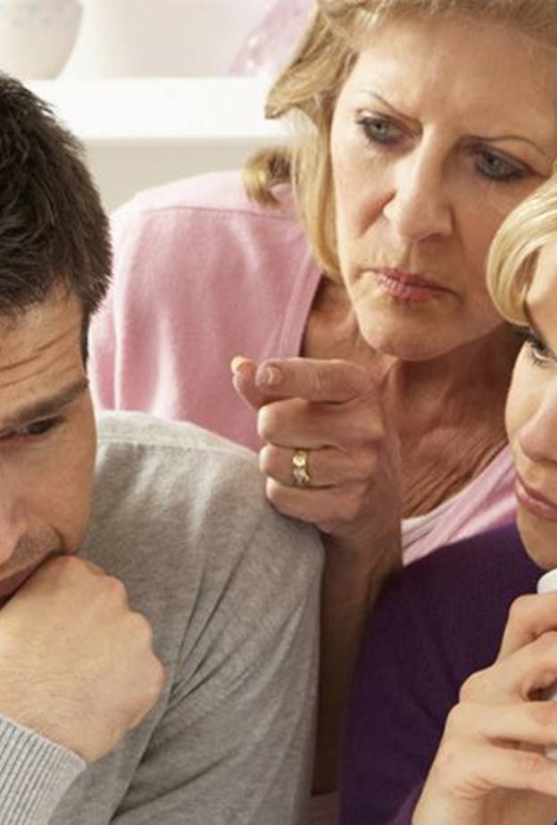 كيف تتصرف الزوجه اذا تشاجر زوجها مع والدته