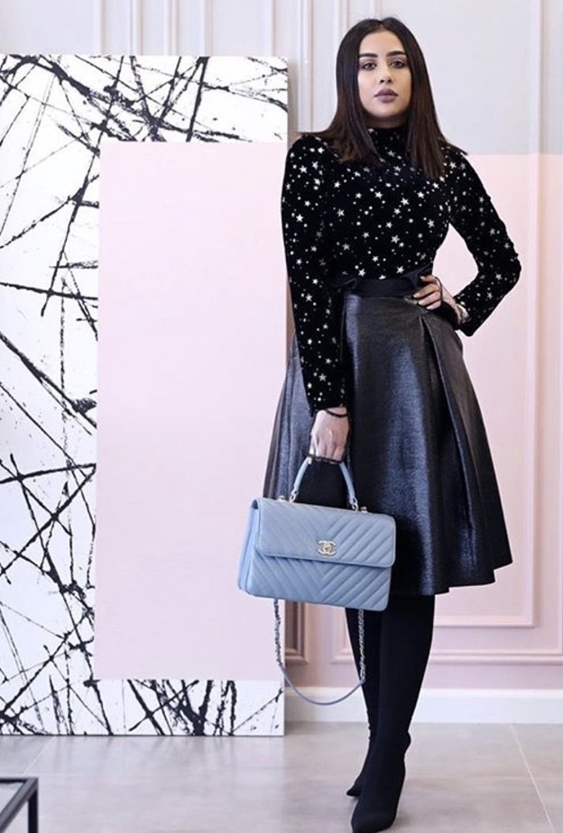 إطلالة شبابية جريئة على جراء موضة athliesure الدارجة مع حقيبة بلون فوشي صاخب