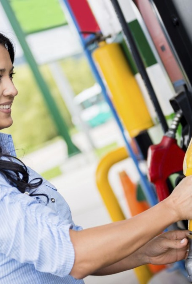 احرصي دائما على إغلاق محرك سيارتك أثناء عملية تزويد السيارة بالوقود