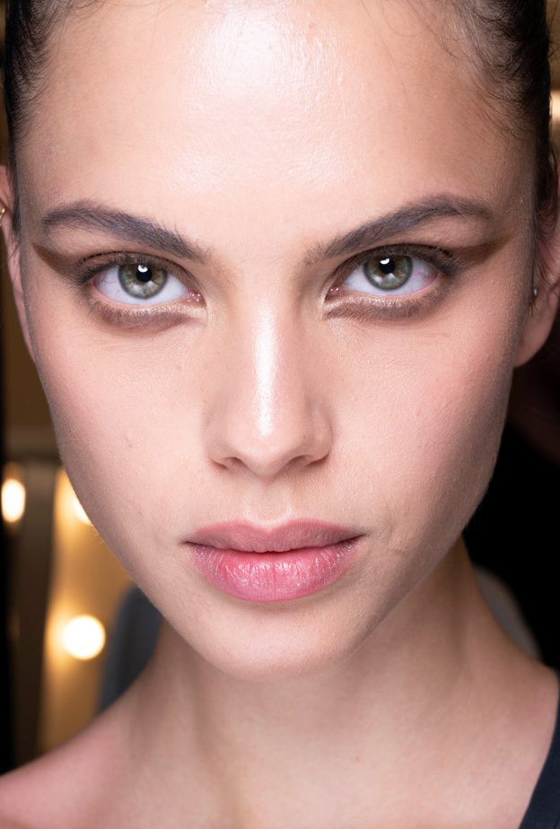 الآيلاينر السائل والمات باللون البني على طريقة دار ‏Burberry