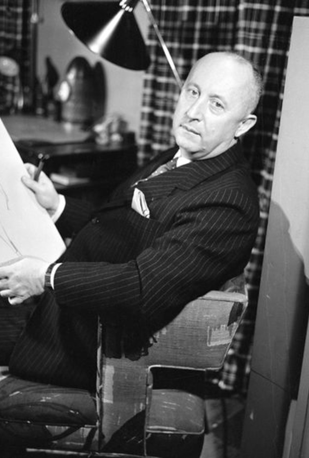 كريستيان ديور مع أحد رسوماته