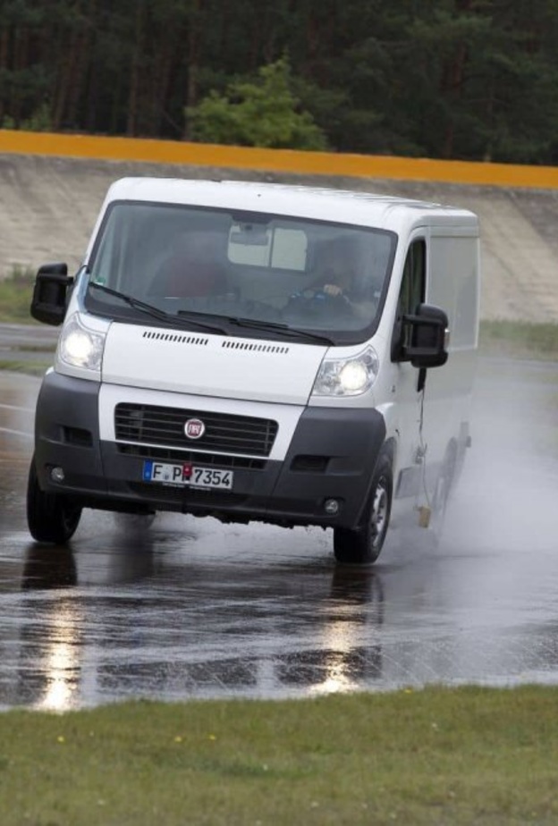 كيفية استعادة السيطرة على السيارة