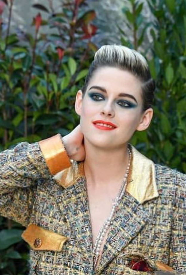 كريستين ستيوارت في عرض شانيل هوت كوتور في باريس اليوم 