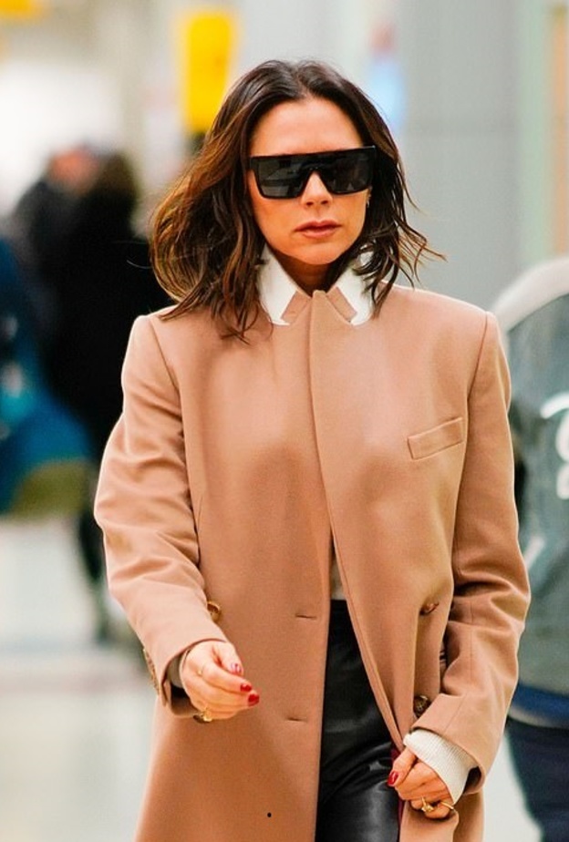 فيكتوريا بيكهام ‏‎ Victoria Beckhamترتدي موضة المعطف الكاميل بتدرجات فاتحة
