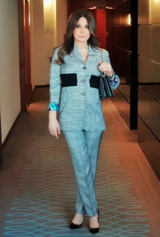 اعتمدت اليسا اطلالة أنيقة في المؤتنر الصحفي في بدلة باللون الرمادي