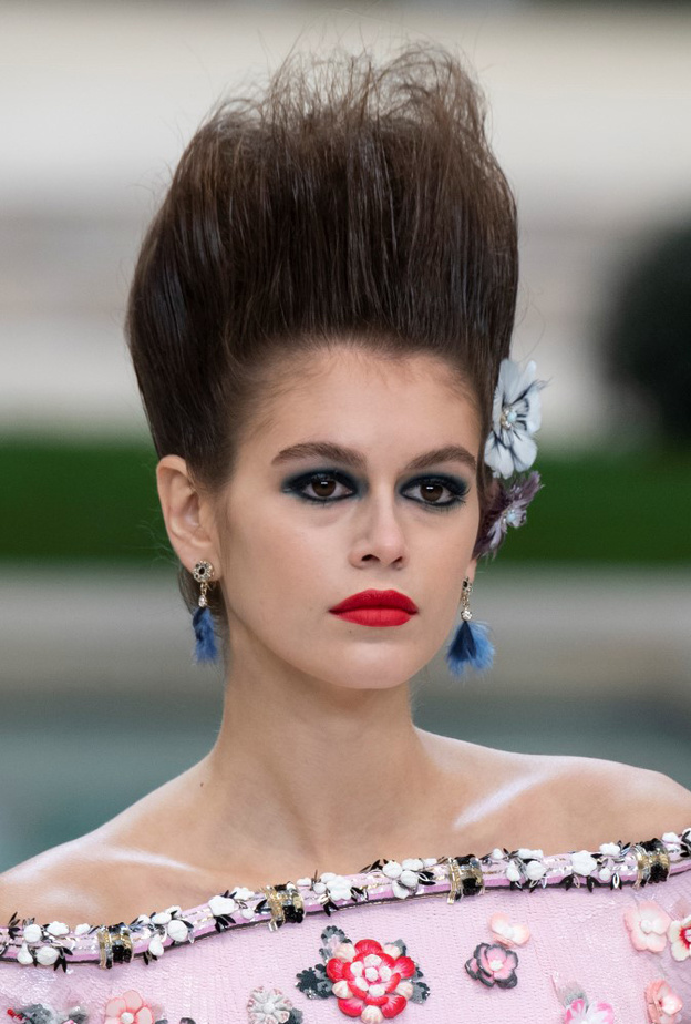 تسريحات شعر عالية ومبعثرة لصيف 2019 من شانيل