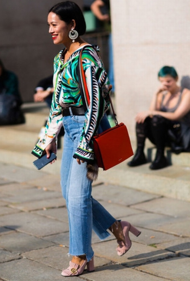 القمصان المعرقة بنقشة النمر أبرز صيحات الموضة لهذا الموسم