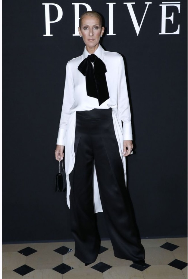 Caroline DE MAIGRET أطلّت في عرض شانيل بجاكيت متعددة الألوان نسّقتها مع سروال دينيم باللون الذهبي