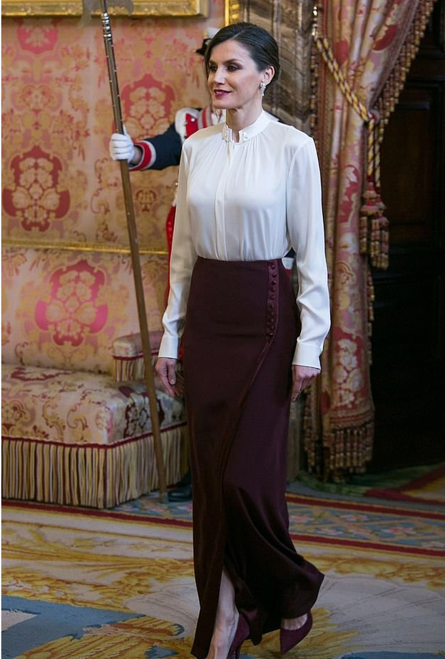 ليتيزيا ملكة إسبانيا ترتدي قميص ساحر من Hugo Boss