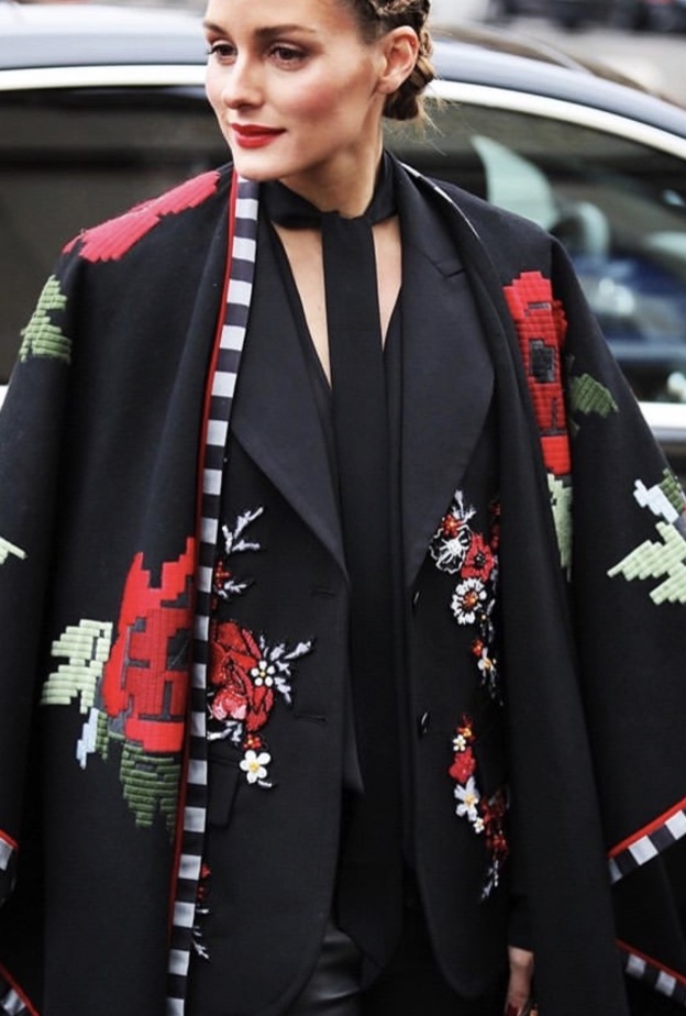 أوليفيا باليرمو أثناء توجهها لحضور عرض أزياء إيلي صعب في باريس 