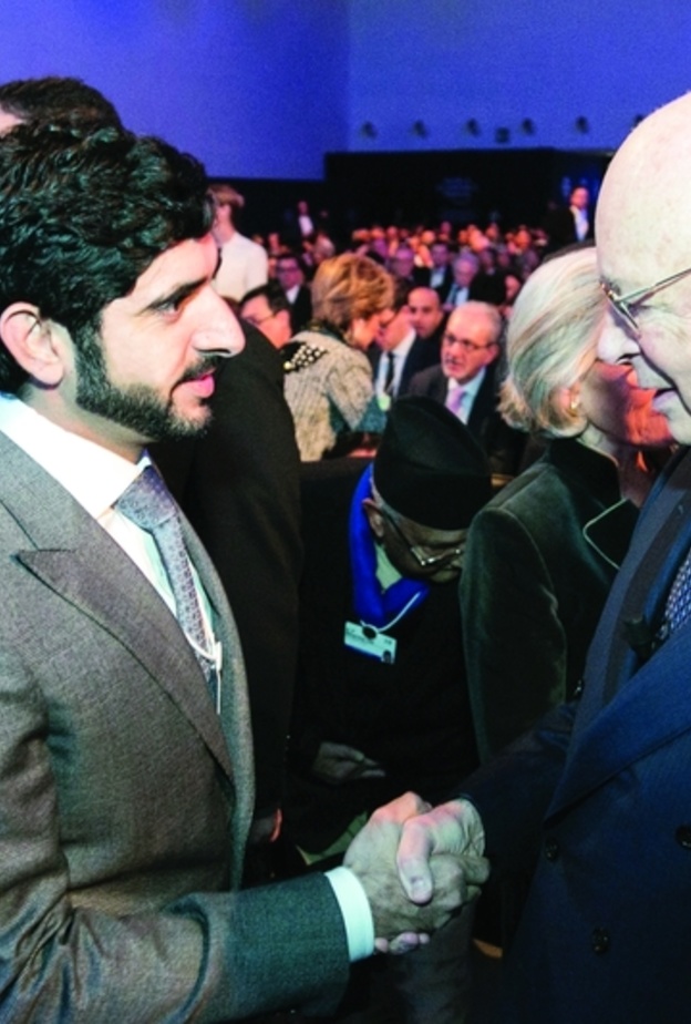 سمو الشيخ حمدان بن محمد بن راشد آل مكتوم ولي عهد دبي مصافحاً كلاوس شواب عقب توقيع الاتفاقية