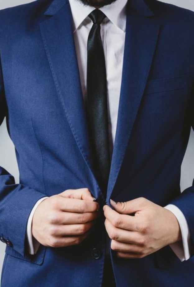 غالباً ما نراه بالبدلة الرسمية لأنه يثق بأن الظهور بمظهر أنيق سيسمح له التقدّم بالعمل