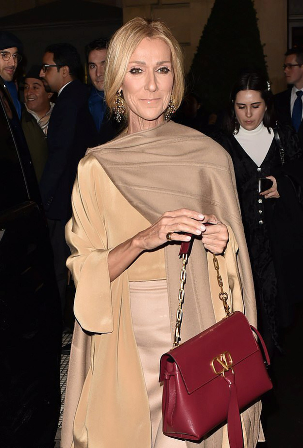 لفتت الأنظار ببدلة فضية من Ronald van der Kemp نسقتها مع أكسسوارات ذهبية