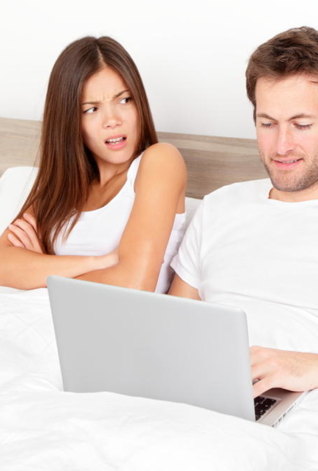 هل علاقات الفيس بوك تعتبر خيانة زوجية 