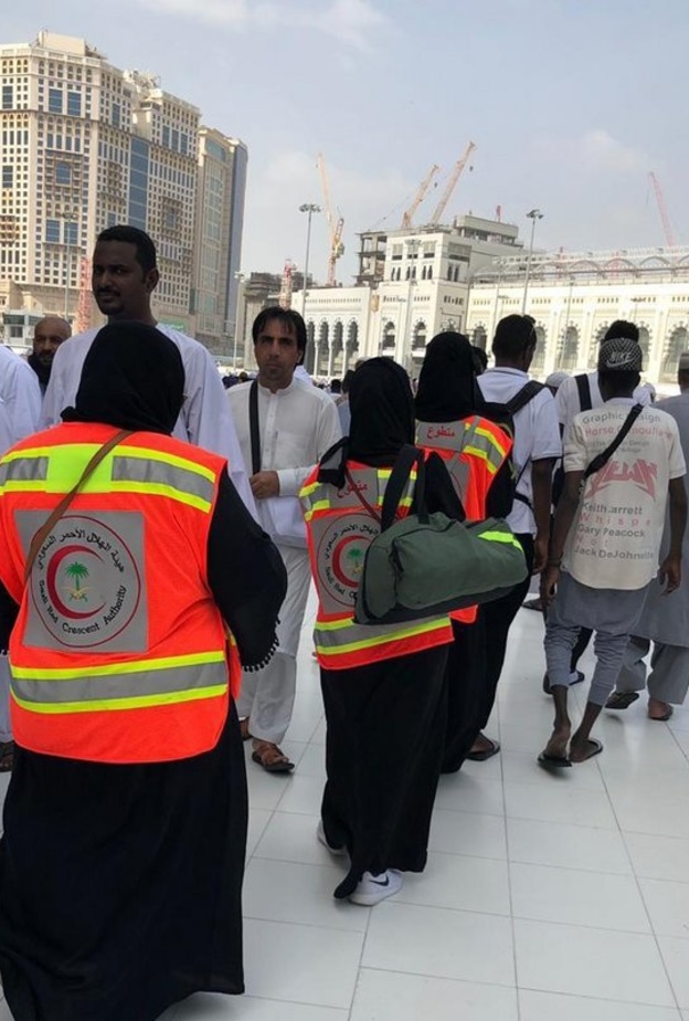 تتواجد الفرق النسائية التطوعية بين صفوف المعتمرات