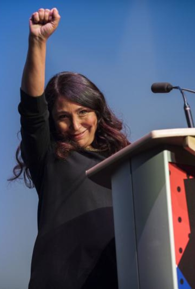 هيفاء المنصور تحصل على جائزة كريستال في منتدى دافوس 2019