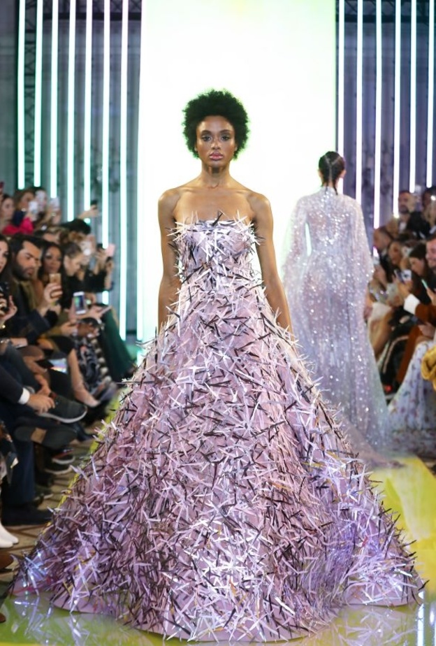 فستان احمر من ايلي صعب