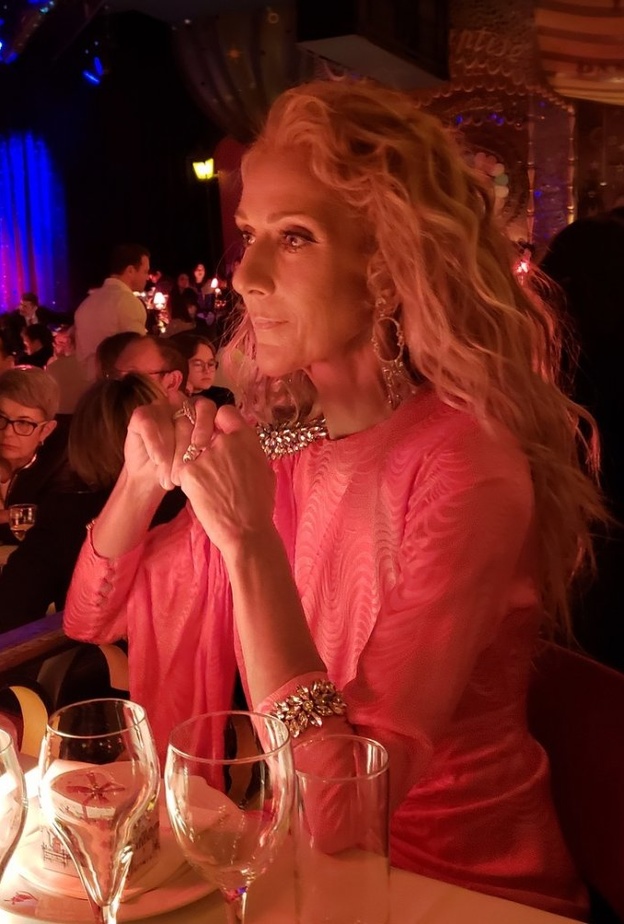 سيلين ديون في أحدث إطلالاتها في باريس