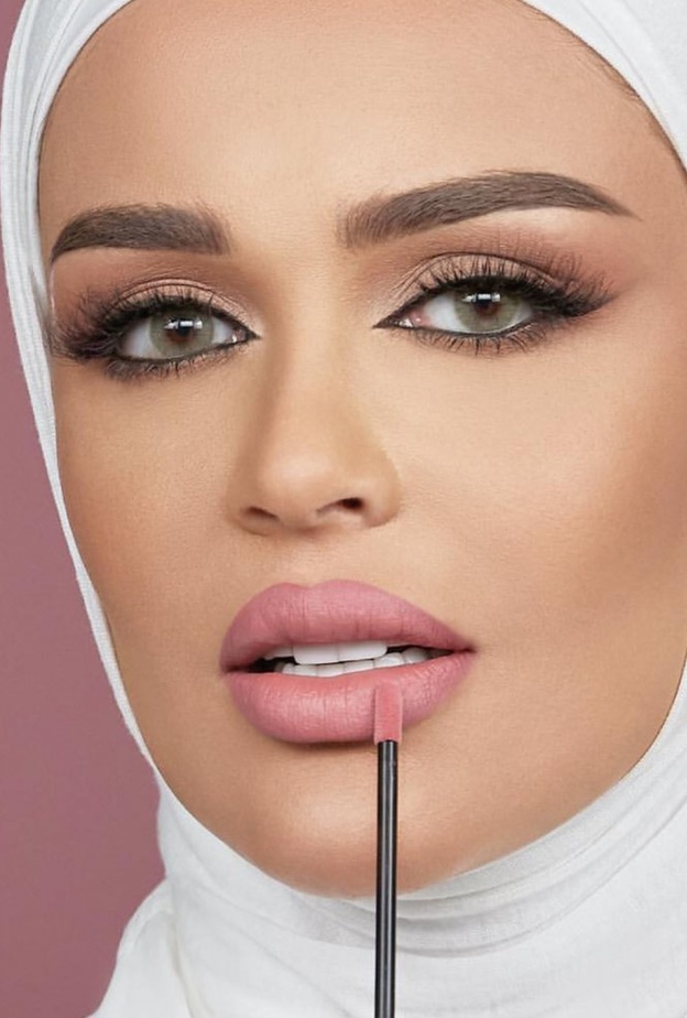 أحمر الشفاه الزهري اللماع مع الآيلاينر الرفيع للمرأة المحجبة