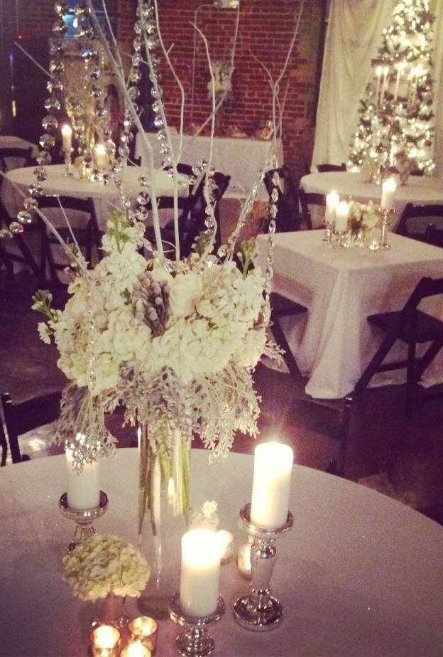 الزينة الزهرية لطاولات حفلات الزفاف الشتوية المستخدم فيها الزهور أو الورود البيضاء