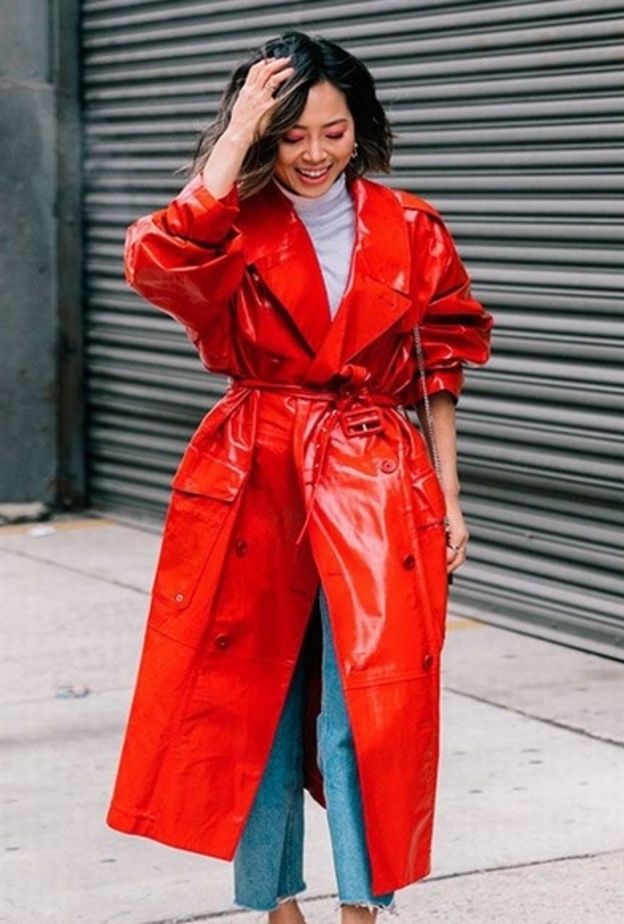 معاطف باللون الأحمر موضة هذا الموسم