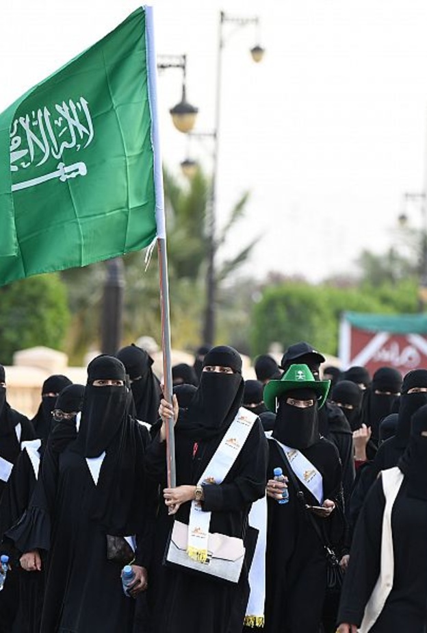 انطلاقة المسيرة النسائية الأولى لـ هايكنج السعودية