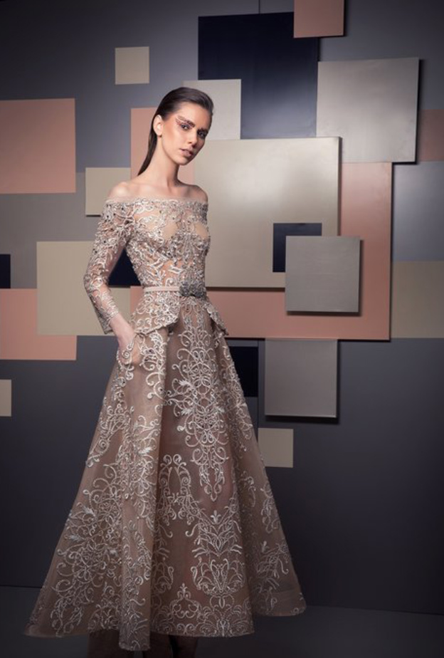 فستان ابيض وذهبي من رالف اند روسو 