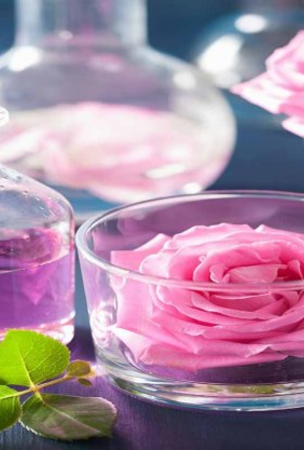 ماء الزهر يطهر الجسم من السموم.