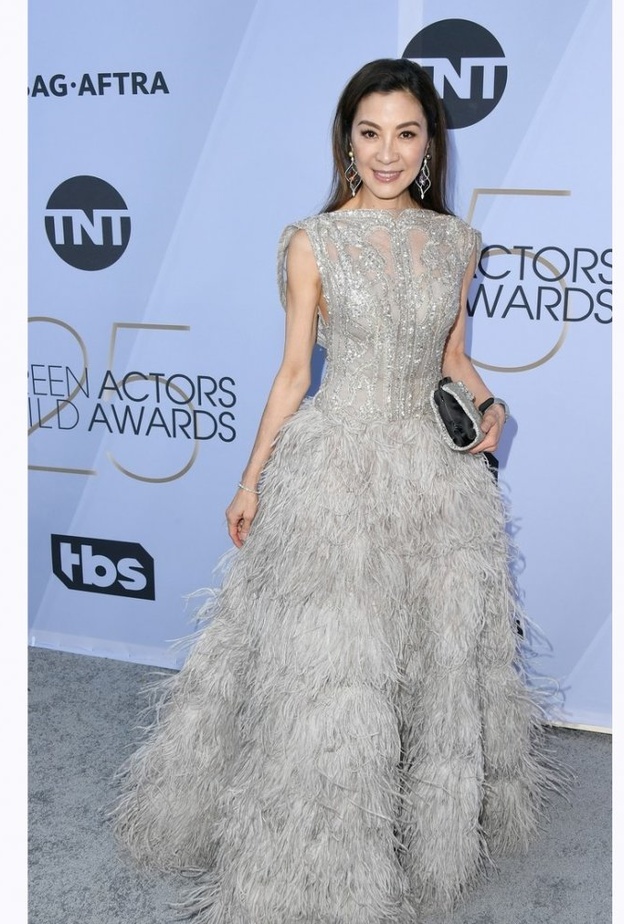  اختارت ‏‎ Rhea Seehornموضة الجمبسوت الأسود مع الأرجل الواسعة من جورج شقرا ‏Georges ‎Chakra