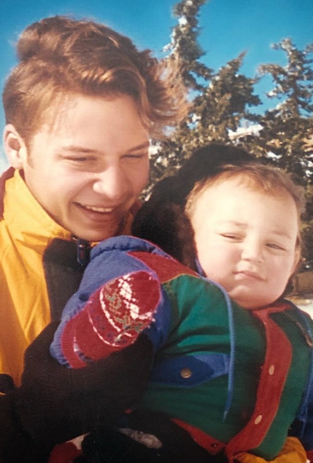 مكسيم خليل مع طفله البكر هاني بصورة لهما قبل 20 عاما