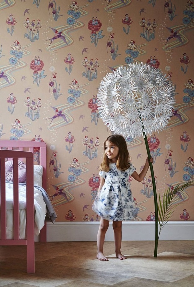 حكايات ترسم على ورق جدران غرفة أطفال بالأبيض والأسود