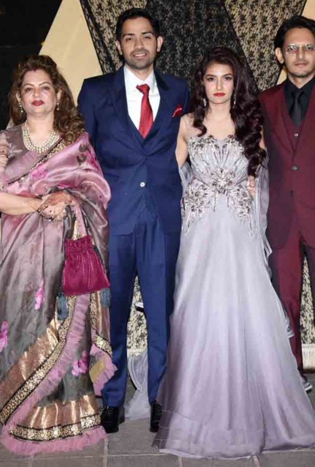 مشاهير بوليوود في حفل استقبال ساكشي بهات