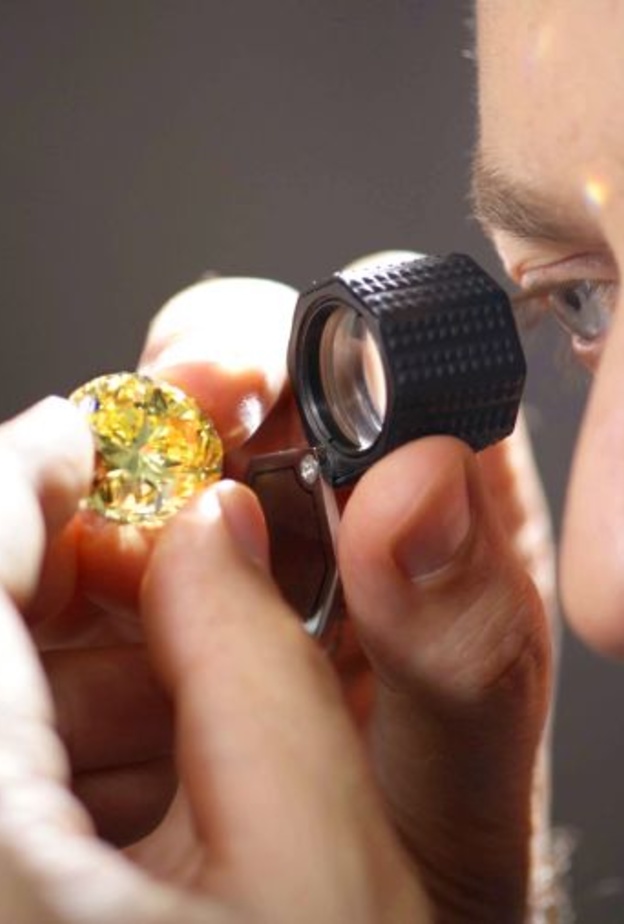 دار Mouawad تصنع من جوهرة خام ألماسةَ "معوّض دراغون"