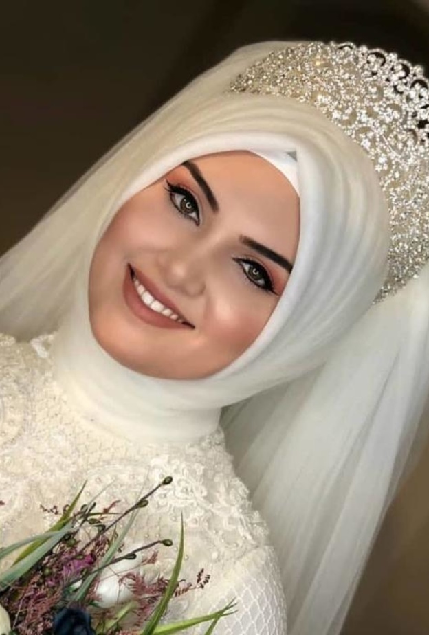 موضة ارتداء التاج لا تقتصر فقط على العرائس اللواتي لا يرتدين الحجاب