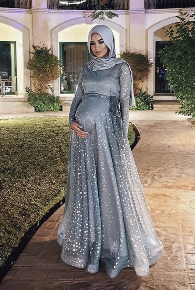 موديلات فساتين حوامل بخامات أنثوية فاخرة