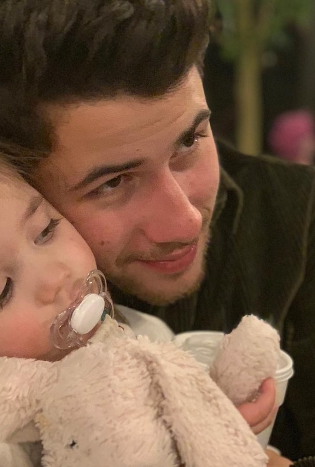 نيك جوناس يظهر حبه للأطفال عبر نشر صورة مع ابنة أخيه ڤالنتينا