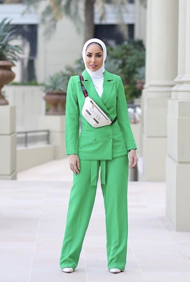 تألقت مدونة الموضة ظهيرة ببدلة مفصلة بلون وردي زاهي