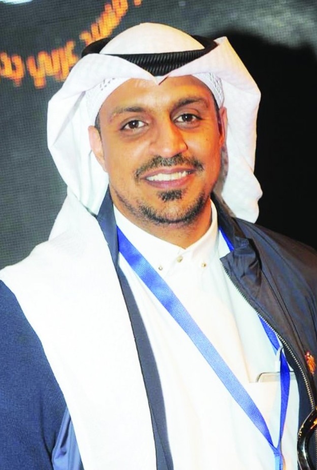 ابراهيم الحارثي يستلم الجائزة