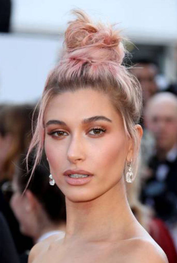 هايلي بالدوين بشعرها الوردي