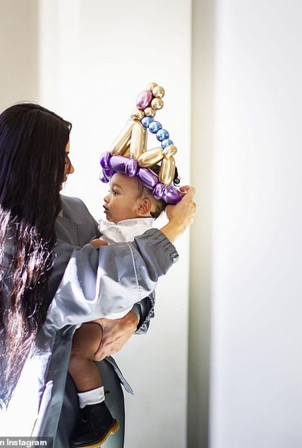 كيم كارداشيان وابنتها 