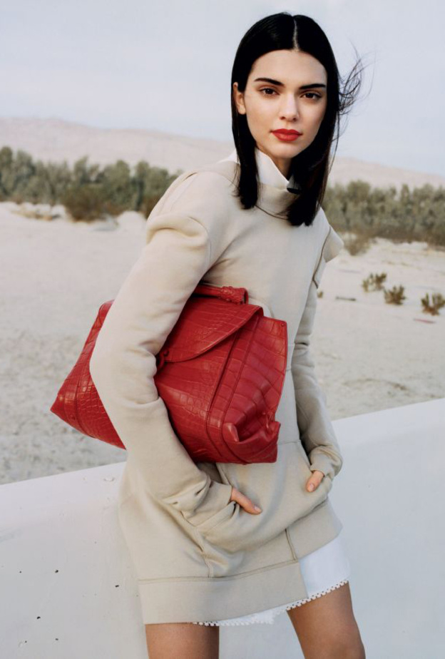 أناقة المعطف الطويل بستايل شتوي مع الحقيبة العصرية باللون الأحمر