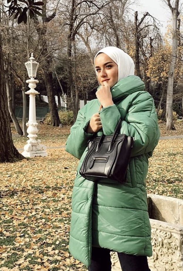 المدونة Eda Comart تختار المعطف للمطبن بلون أخضر فستقي