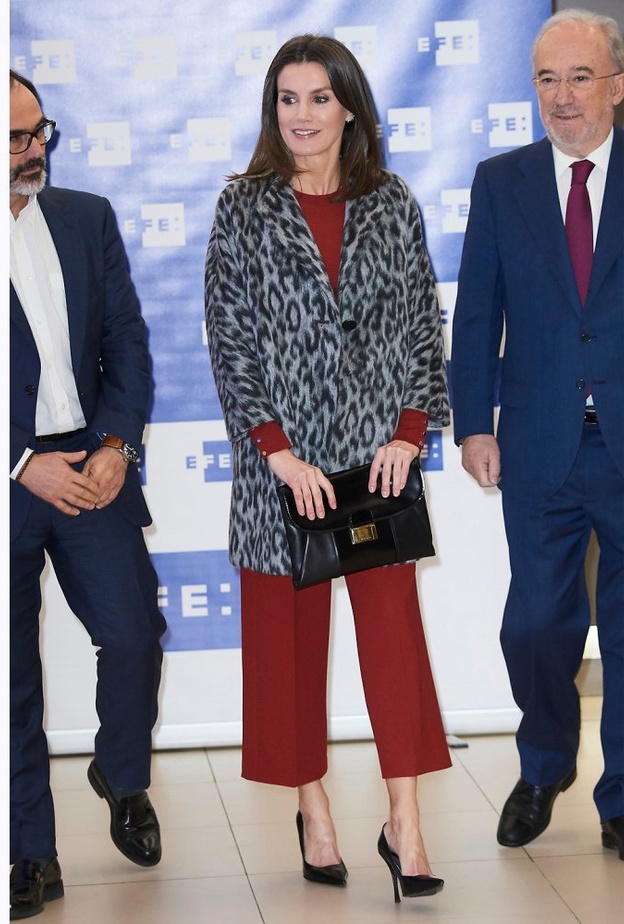 ليتيزيا ملكة اسبانيا ترتدي الجمبسوت الأحمر الداكن من توقيع دار ‏Hugo Boss