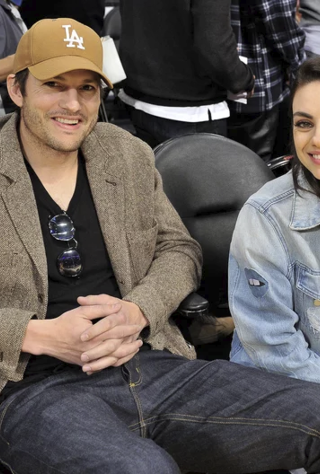 ميلا كونيس وأشتون كوتشر أثناء حضورهما مباراة لكرة السلة