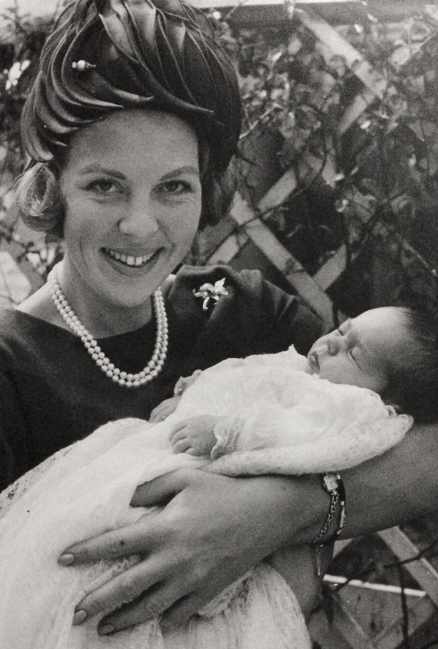  الملكة بياتريكس ترتدي تاج Queen Emma's Diamond Tiara.